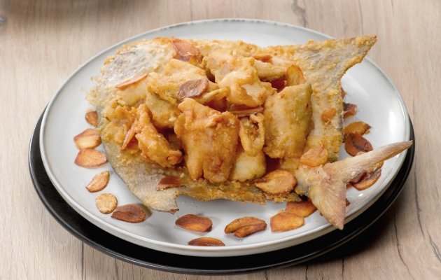 椒盐蒜香鲳鱼 Salt and Pepper Pomfret with Crispy Garlic Chips